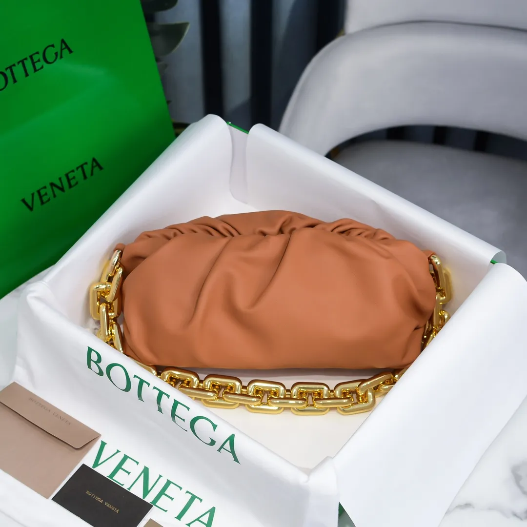 2020 new products will continue to upgrade the cloud bag to the вoттega veneтa chain cloud bag. It is still developed with imported original leather as standard. This hardware chain needs to be light on the upper body and can only be made of all-steel material. It is made of hollowed metal. You don’t have to worry about its weight. Major celebrity fashion bloggers have used it to attend fashion shows. Who can resist the charm of this large gold chain [smile] Style number: 6708# Size: 30*16*12